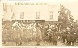 Fourth of July 1924, outside Red and White Fourth of July 1924, outside Red and White