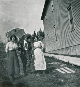 A young Boettcher in Alder wooing the ladies